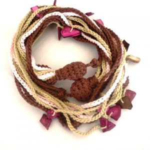 collar tejido almendros