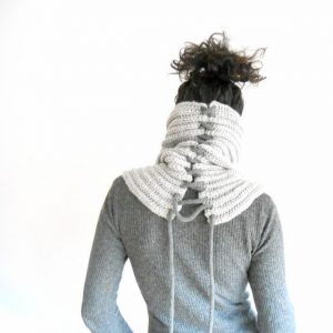 cuello acordonado en gris