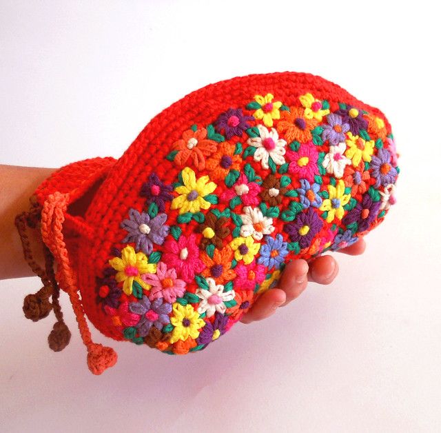 bolso rojo con bordado de flores