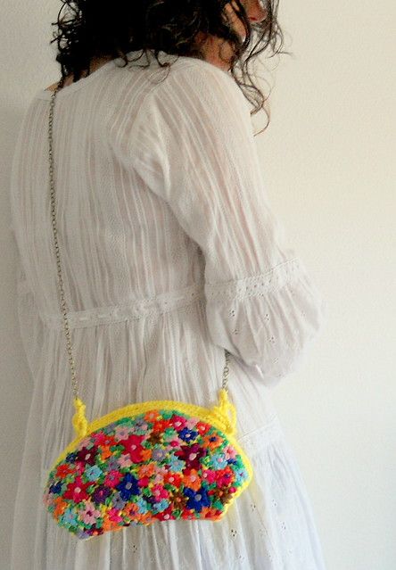 bolso amarllo bordado con flores