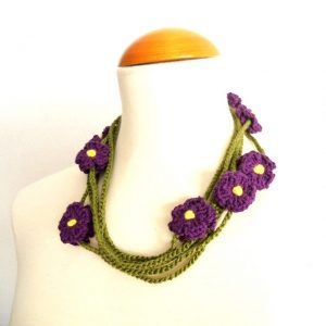 collar textil violetas