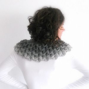 cuello escalado en grises