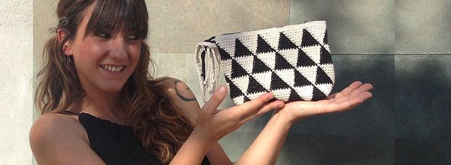 bolso triangulos tapestry en blanco y negro a crochet