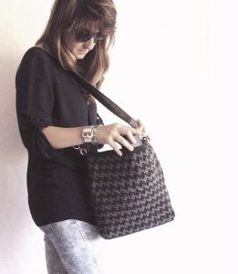 bolso pata de gallo tejido en gris
