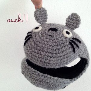 orejeras totoro tejidas y bordadas a mano