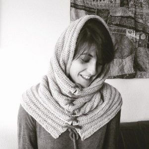 cuello acordonado gris