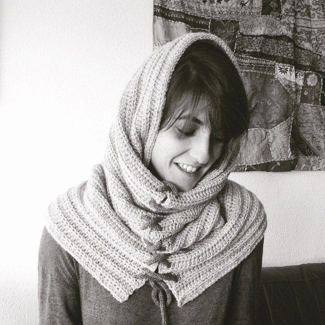 cuello acordonado gris