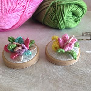 mini broche bordado