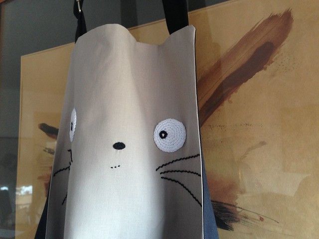 delantals totoro reversibles y bordado a mano