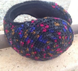 orejeras tejidas en lana multicolor