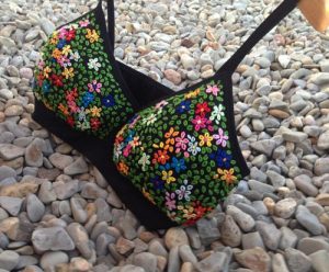 top negro bordado a mano con flores multicolor