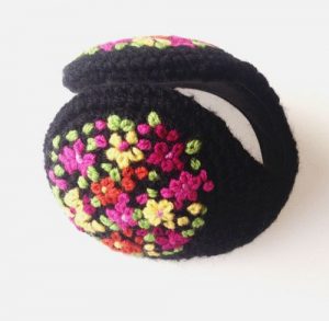 orejeras con flores bordadas