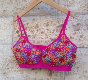 Top bordado con flores colores vibrantes