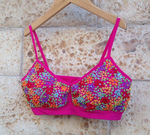 Top bordado con flores colores vibrantes