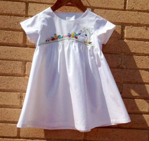 vestido blanco bordado con totoro y flores