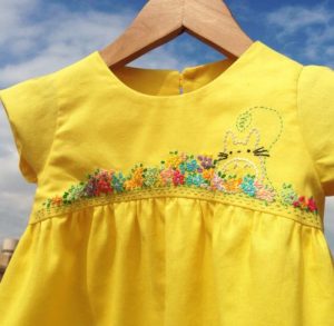 vestido totoro amarillo en la la naturaleza