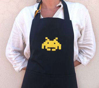 delantal space invaders bordado