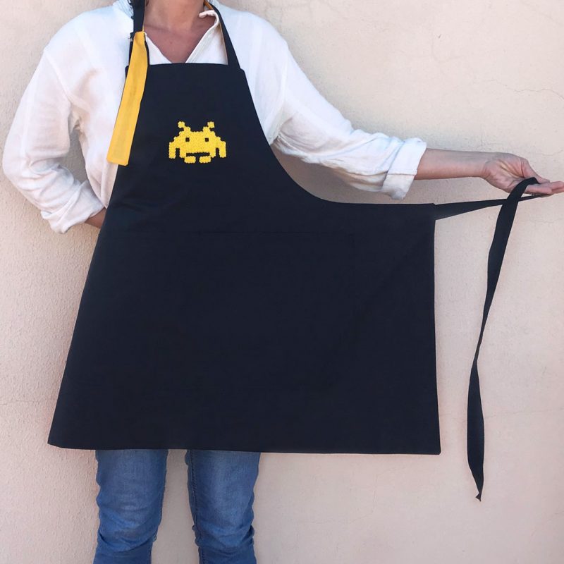 Delantal  reversible bordado a mano (varios colores)