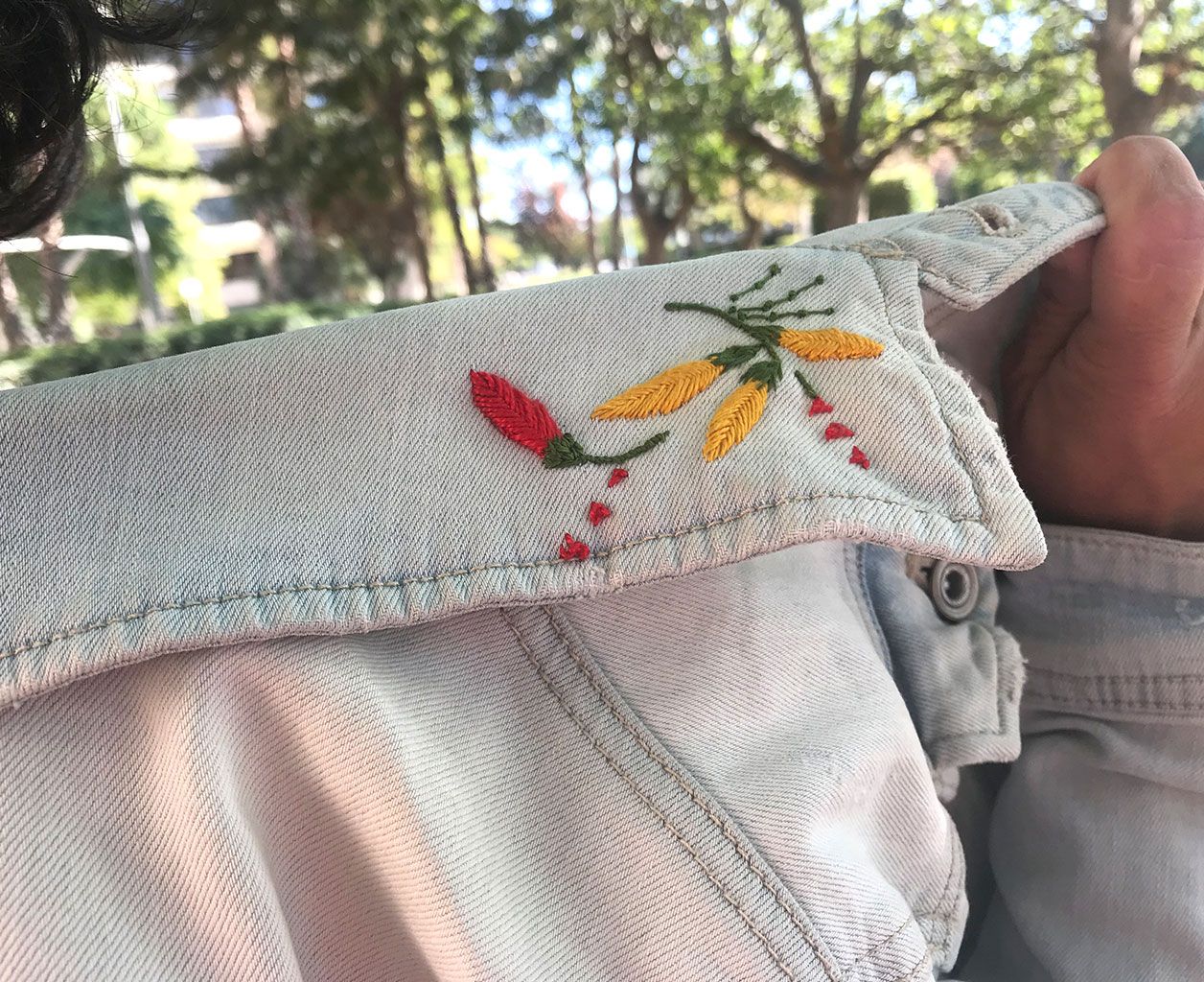 detalle del bordado de la chaqueta vaquera