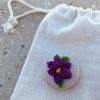 mini broche bordado violeta