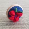 broche bordado rosa sobre jeans