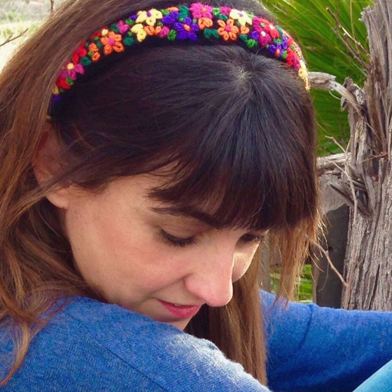 diadema en terciopelo con flores bordadas a mano