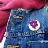 mini broche bordado violeta en relieve