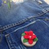 mini broche bordado en relieve rosa roja