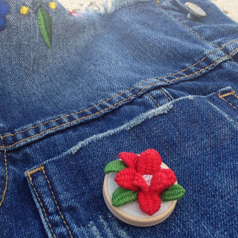 mini broche bordado en relieve rosa roja