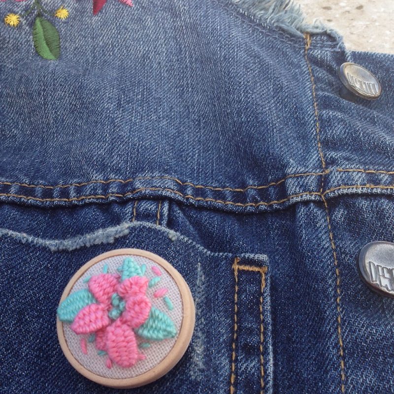 mini broche bordado en relieve