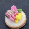 mini broche bordado en tonos pasteles