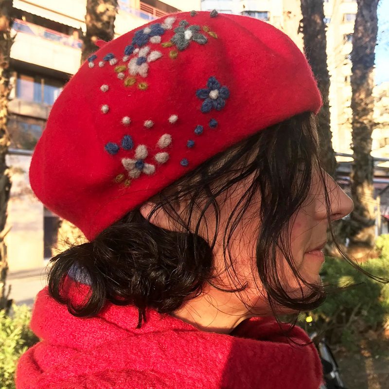 boina roja bordada a mano