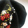 boina n lana negra bordado floral