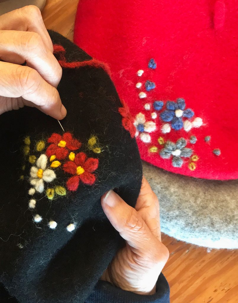 proceso de bordado de boinas de lana