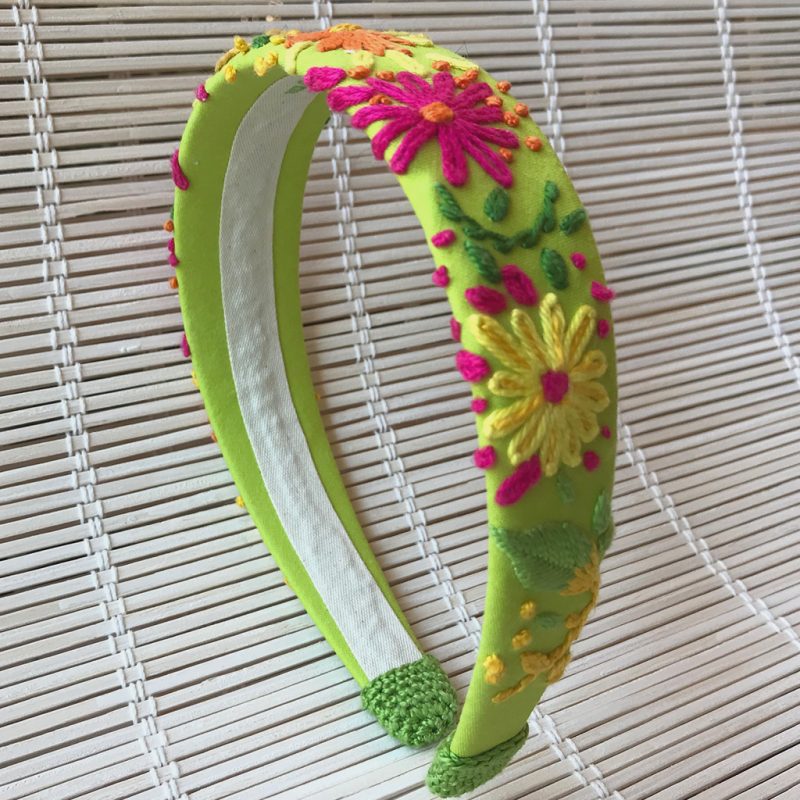didadema verde flores bordada a mano