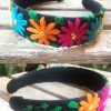 diadema negra bordada detalles
