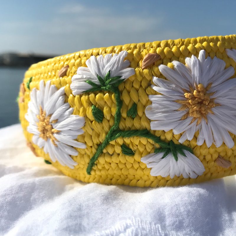 diadema amarilla bordada