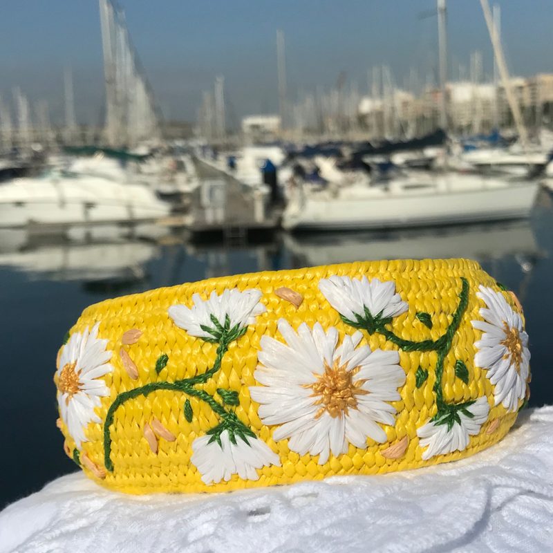 diadema en raffia bordada a mano