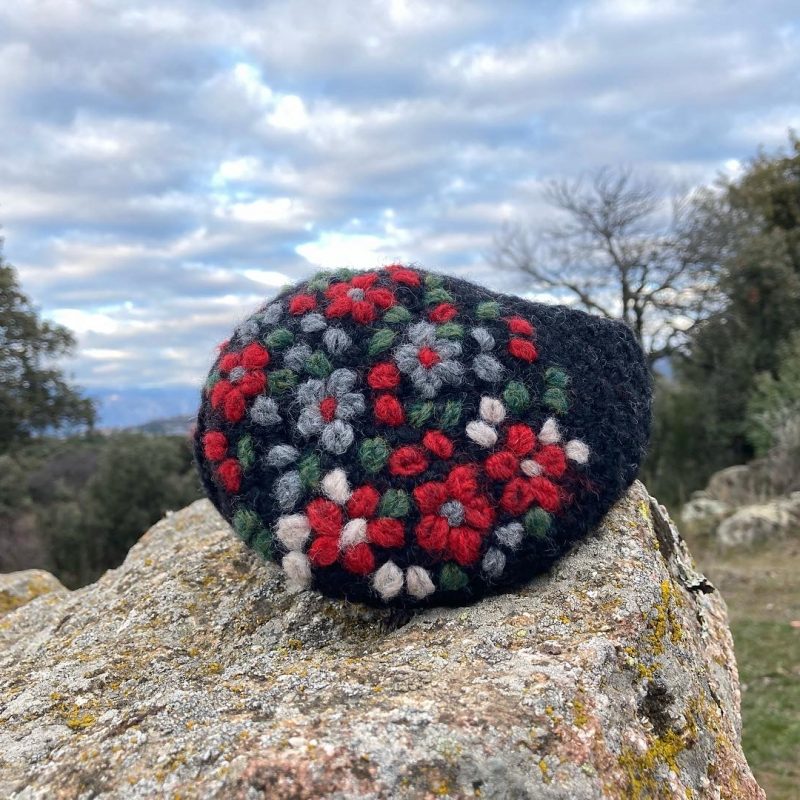 Alternative view of Orejeras en lana bordadas