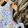 detalle del abrochado de la blusita de bebé