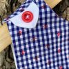 detalle d ela tela y del abrochado de la blusa de bebé