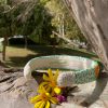 diadema blanco roto con flores bordadas