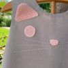 detalle del vestido gatita para bebé