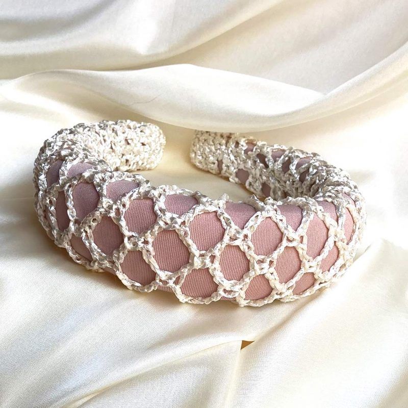 diadema de invitada rosa palo y marfil nacarado