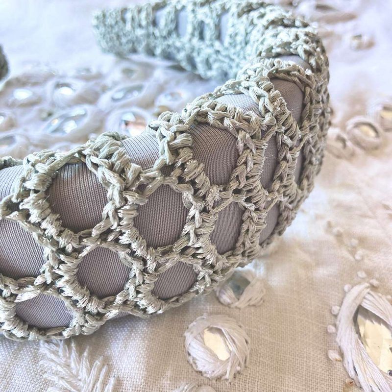 detalle de diadema plata en red de cochet