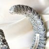 detalle de la diadema plata tejida a crochet