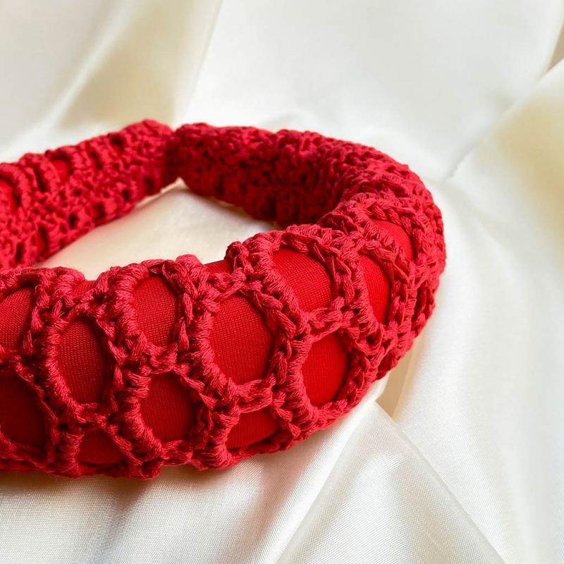 diadema roja acolchada de invitada