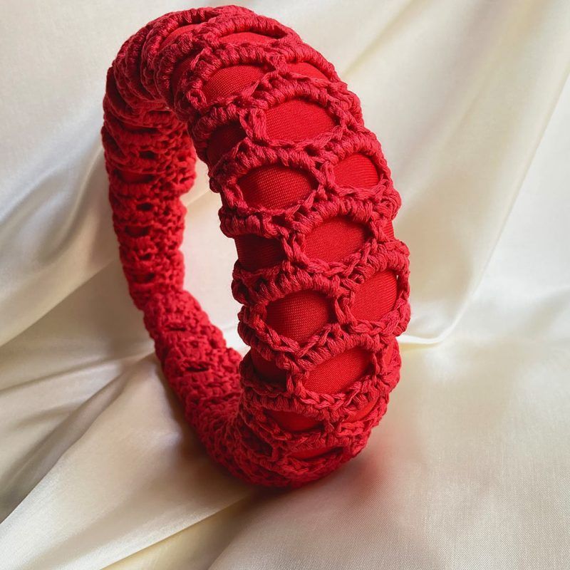 diadema roja de invitada
