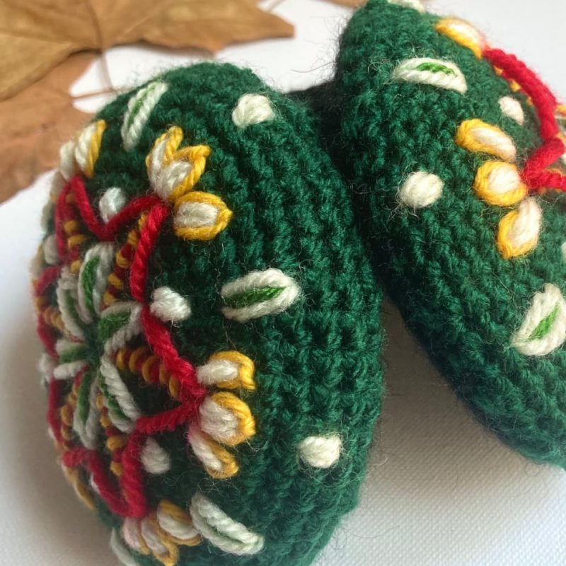 detalle del bordado de las orejeras verdes