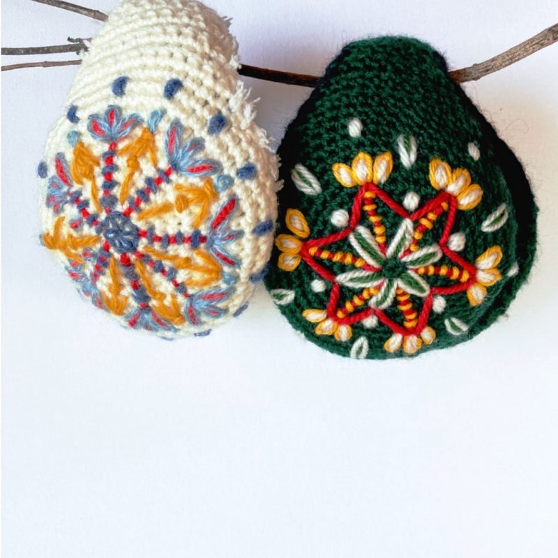 orejeras estilo nordico tejidas y bordadas a mano